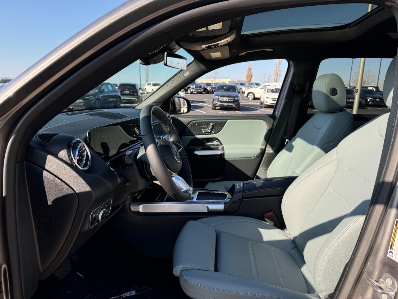 Mercedes-Benz GLB Vehicle Full-screen Gallery Image 28