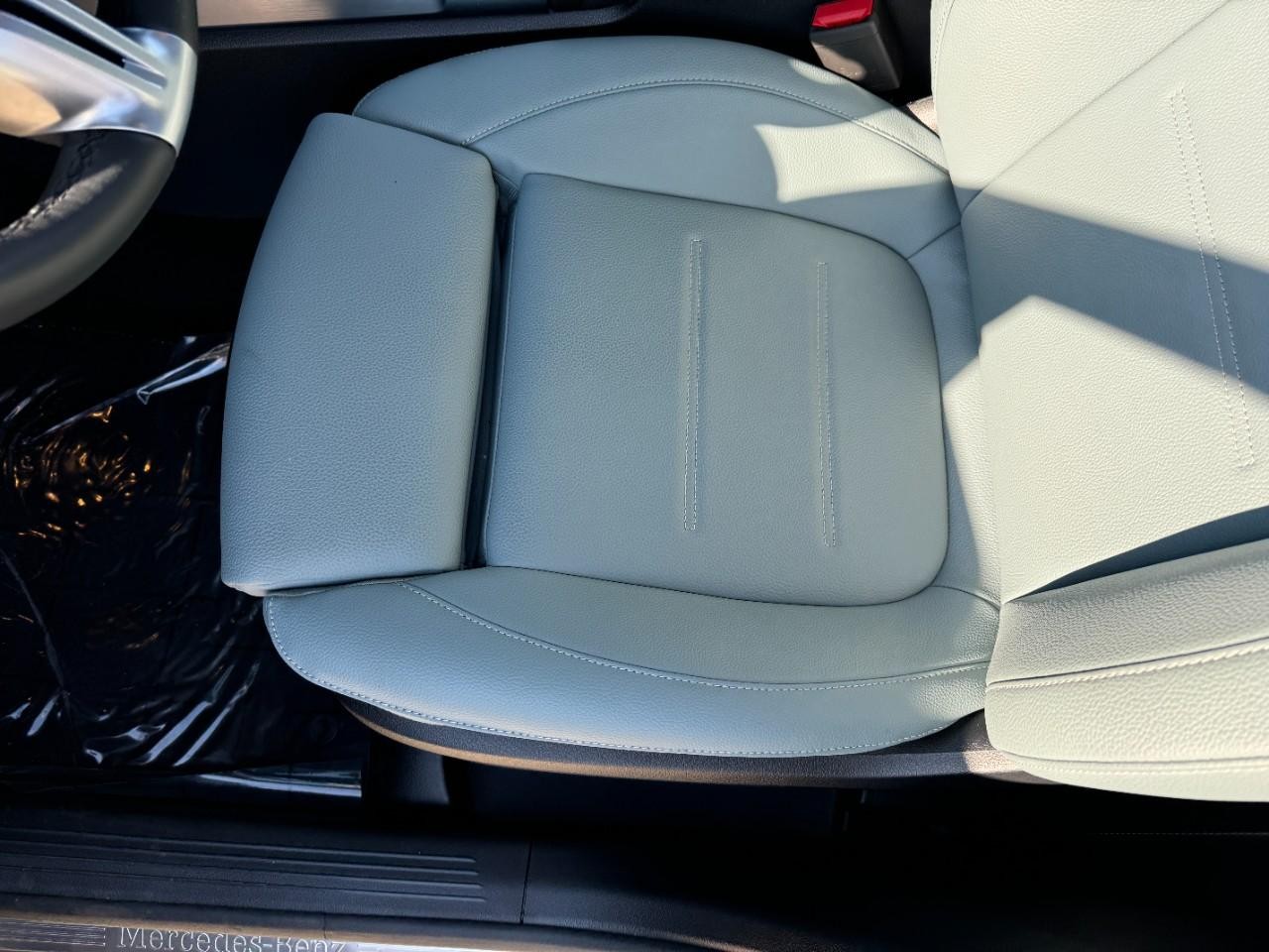 Mercedes-Benz GLB Vehicle Full-screen Gallery Image 29