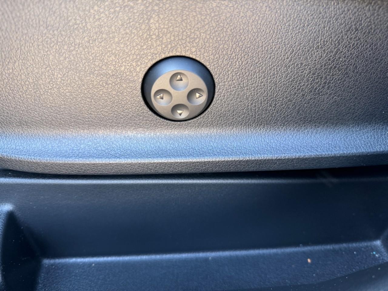 Mercedes-Benz GLB Vehicle Full-screen Gallery Image 30