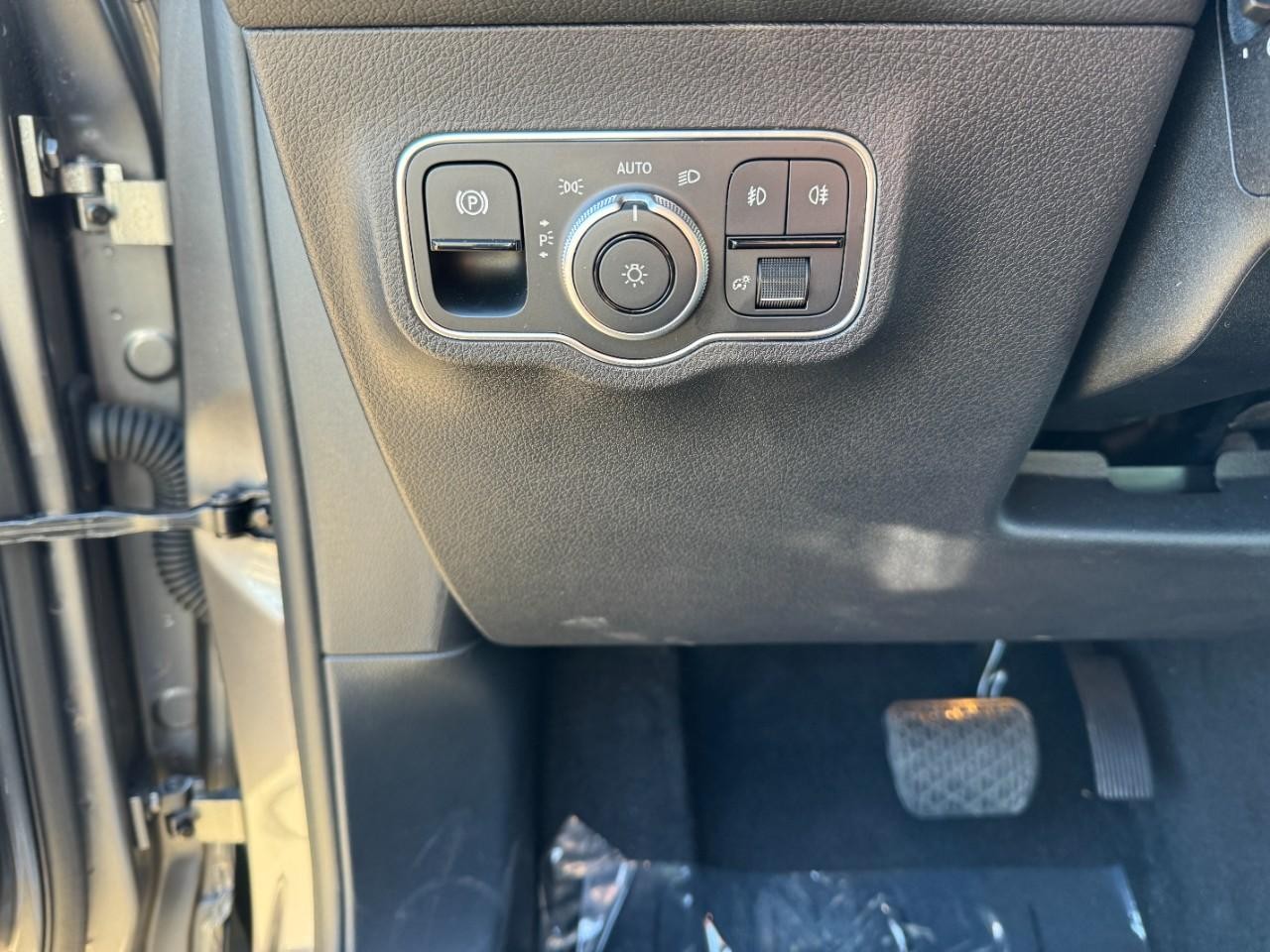 Mercedes-Benz GLB Vehicle Full-screen Gallery Image 31