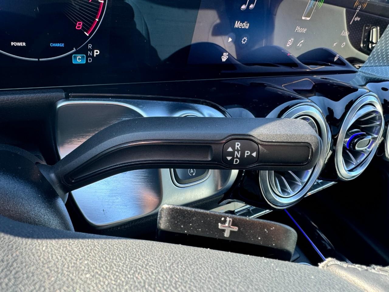 Mercedes-Benz GLB Vehicle Full-screen Gallery Image 35