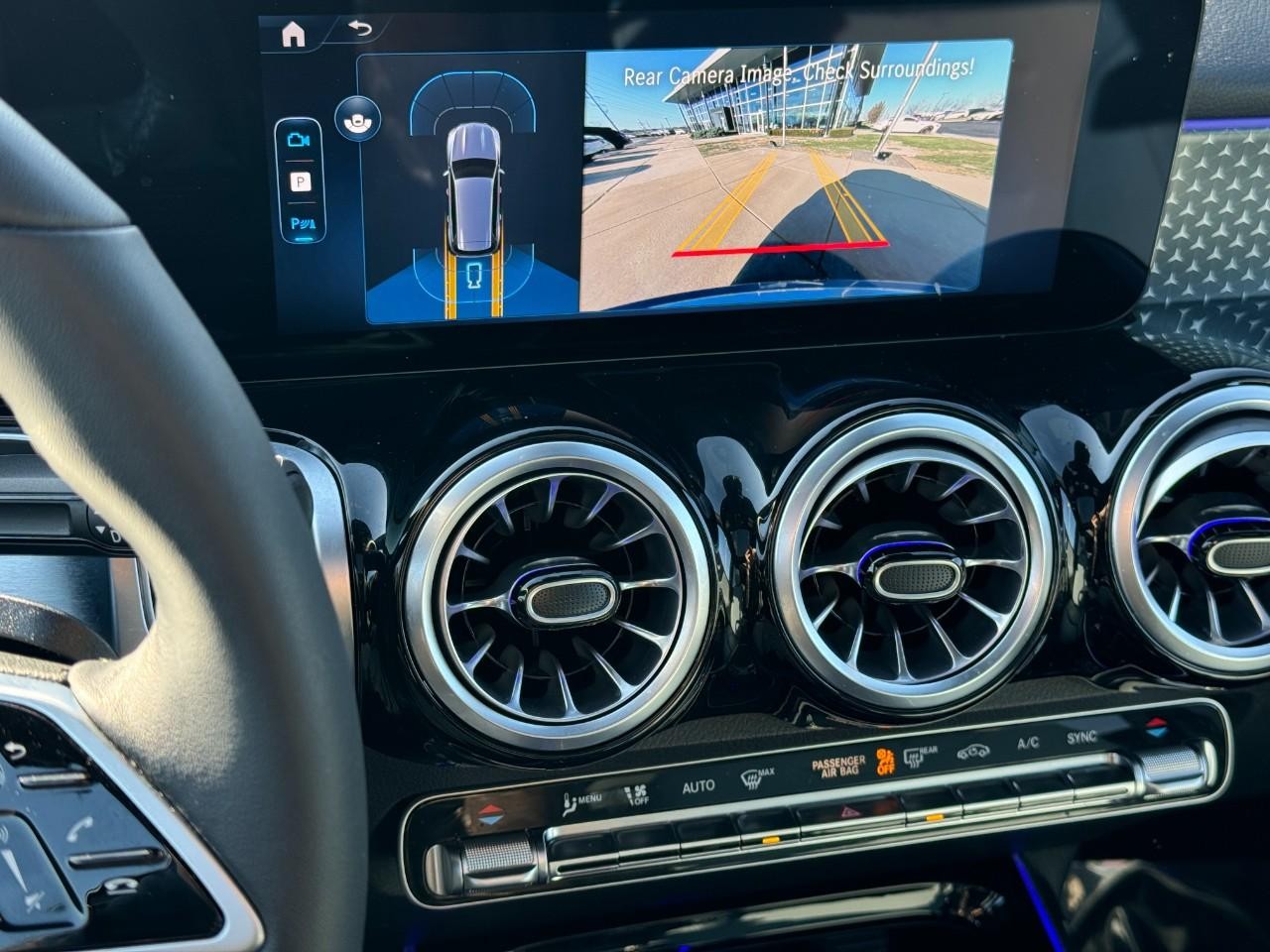 Mercedes-Benz GLB Vehicle Full-screen Gallery Image 36