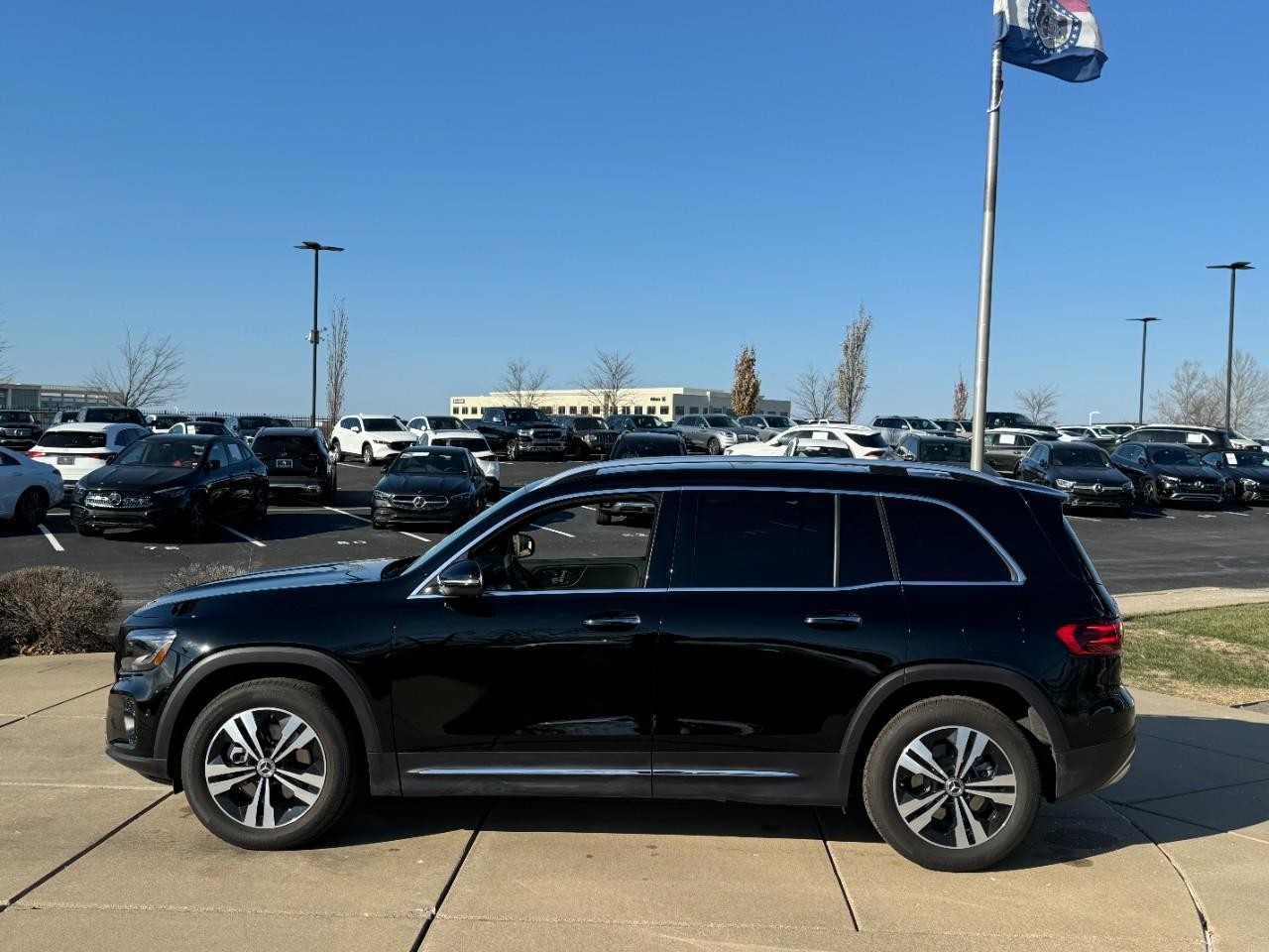 Mercedes-Benz GLB Vehicle Full-screen Gallery Image 2