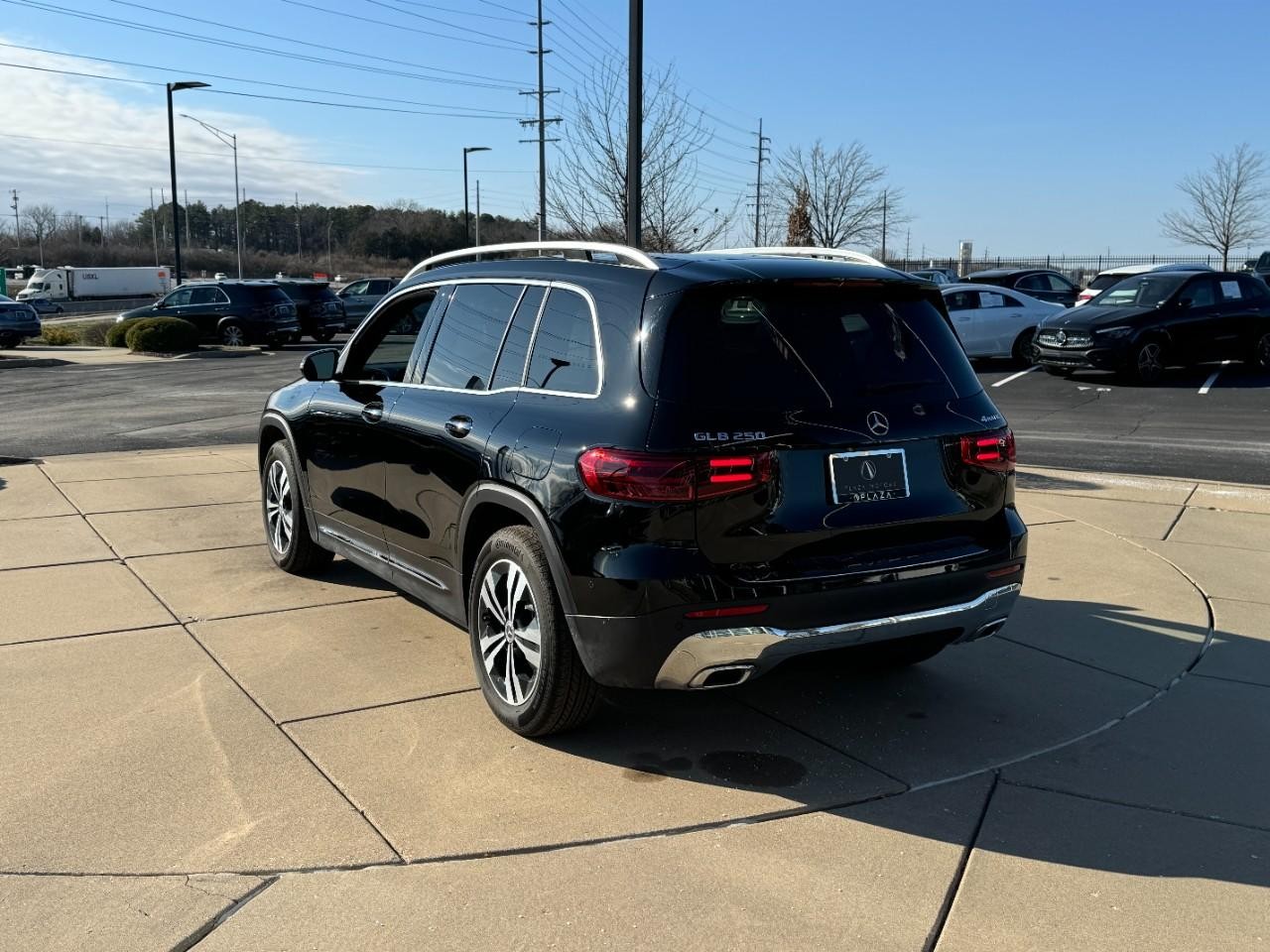 Mercedes-Benz GLB Vehicle Full-screen Gallery Image 3