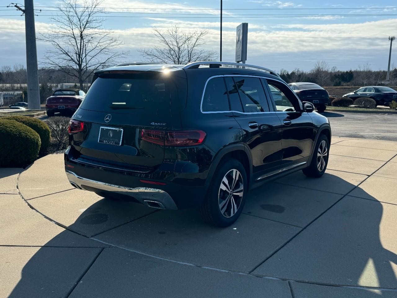 Mercedes-Benz GLB Vehicle Full-screen Gallery Image 4