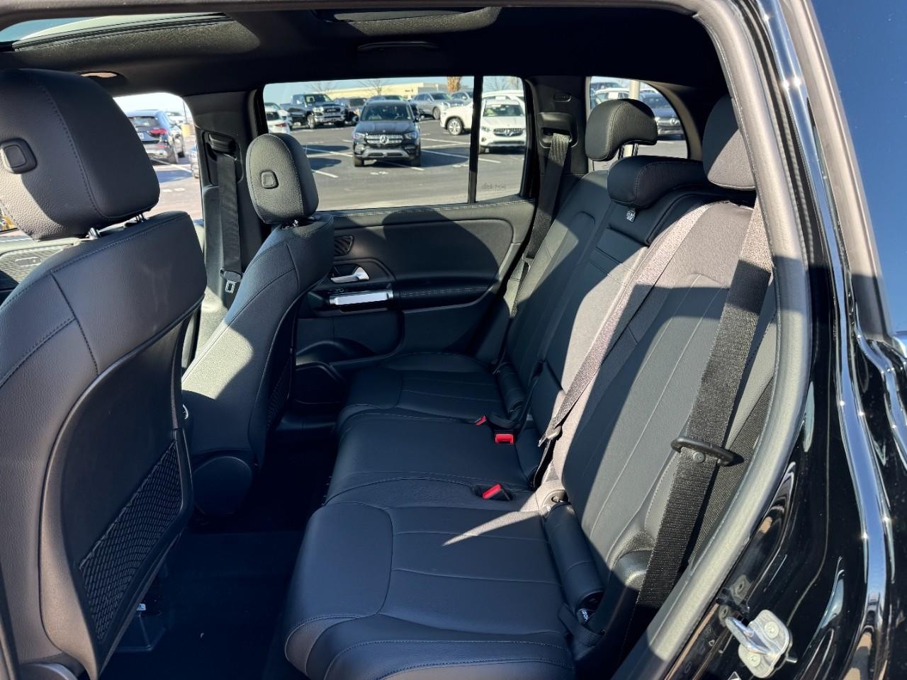 Mercedes-Benz GLB Vehicle Full-screen Gallery Image 8