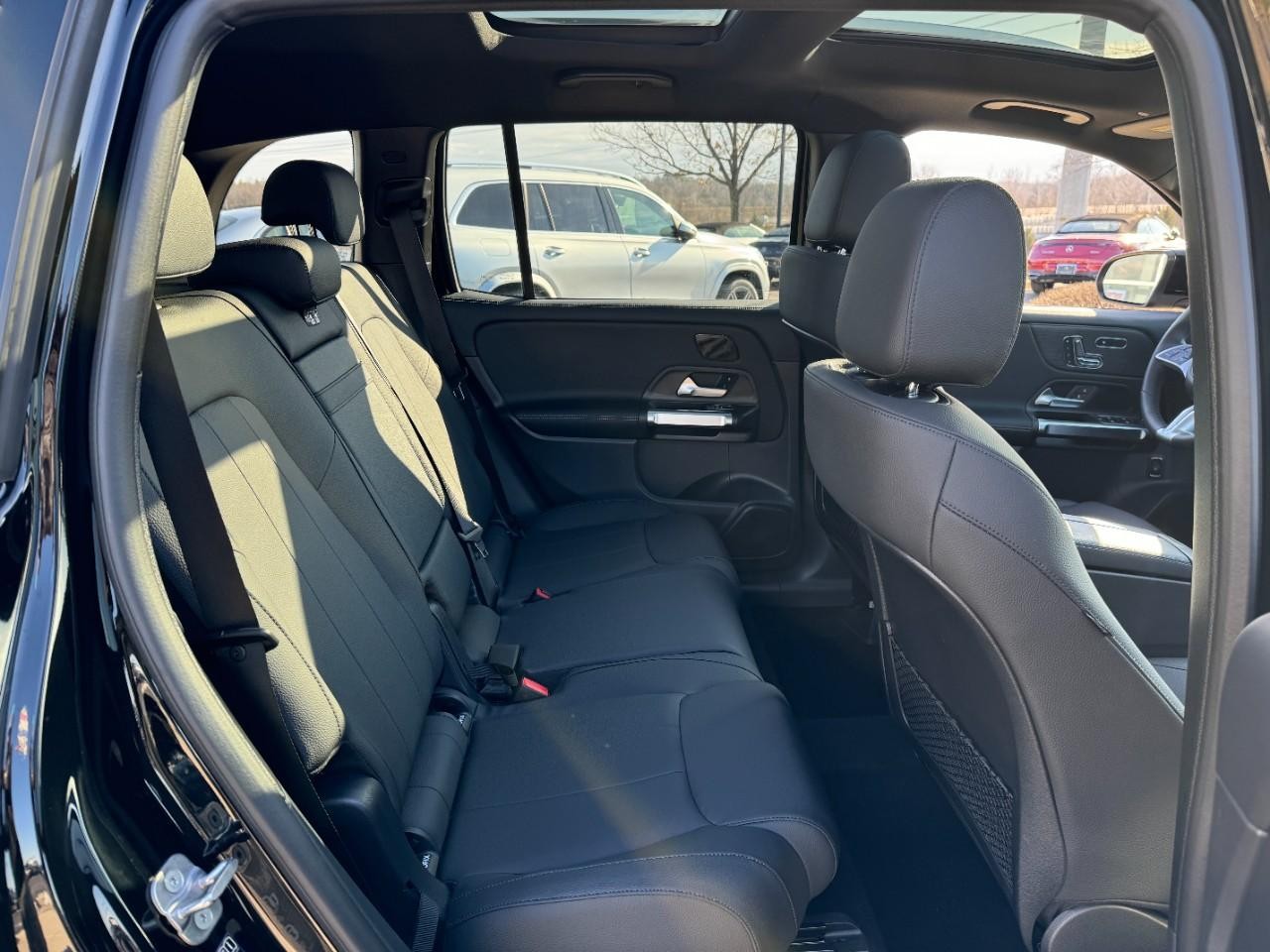 Mercedes-Benz GLB Vehicle Full-screen Gallery Image 10