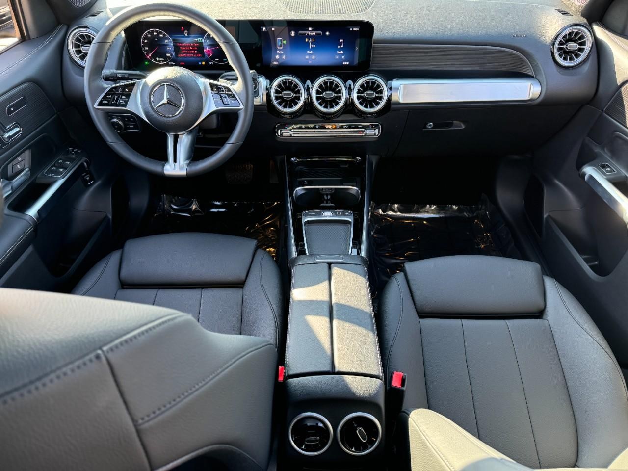 Mercedes-Benz GLB Vehicle Full-screen Gallery Image 12