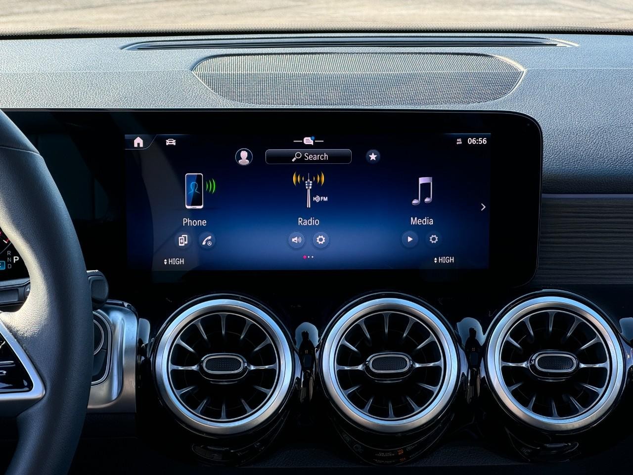 Mercedes-Benz GLB Vehicle Full-screen Gallery Image 14