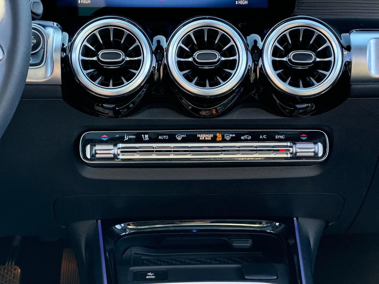 Mercedes-Benz GLB Vehicle Full-screen Gallery Image 15