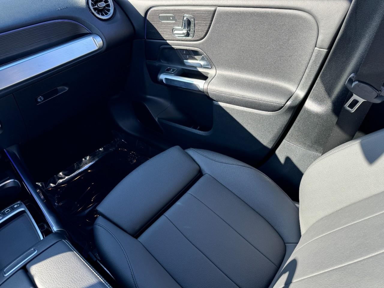 Mercedes-Benz GLB Vehicle Full-screen Gallery Image 16