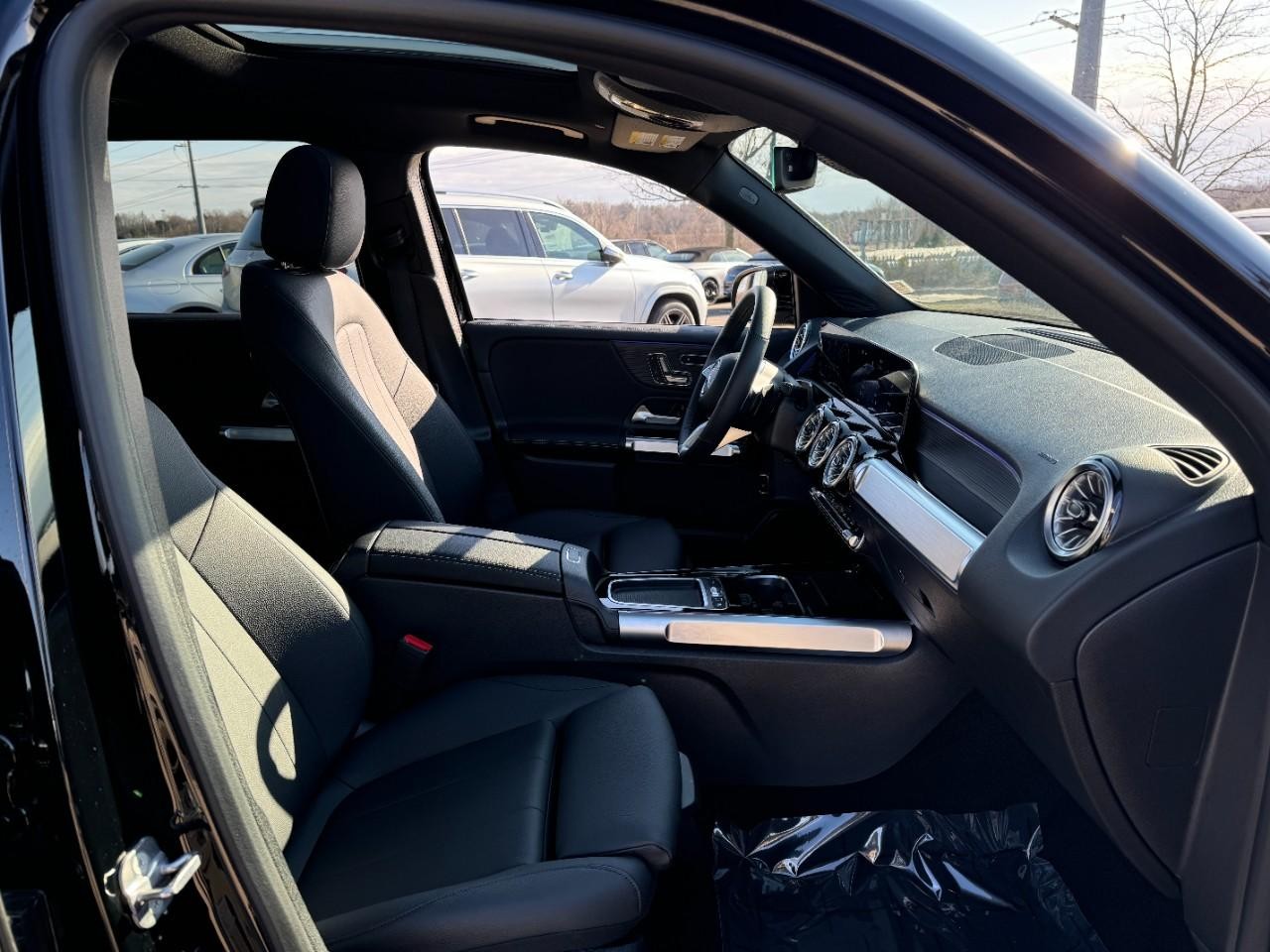 Mercedes-Benz GLB Vehicle Full-screen Gallery Image 17