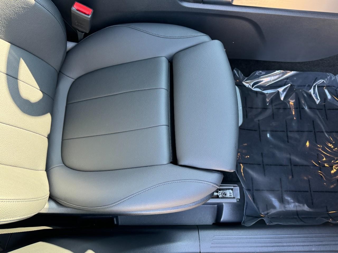 Mercedes-Benz GLB Vehicle Full-screen Gallery Image 18