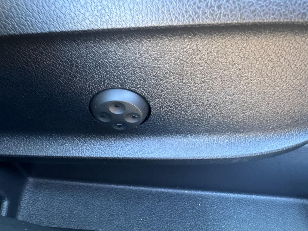 Mercedes-Benz GLB Vehicle Full-screen Gallery Image 19