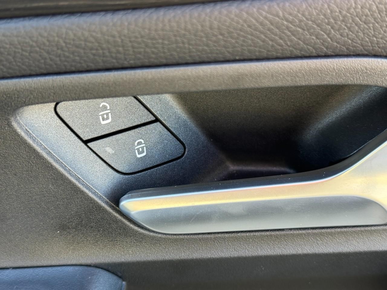 Mercedes-Benz GLB Vehicle Full-screen Gallery Image 21