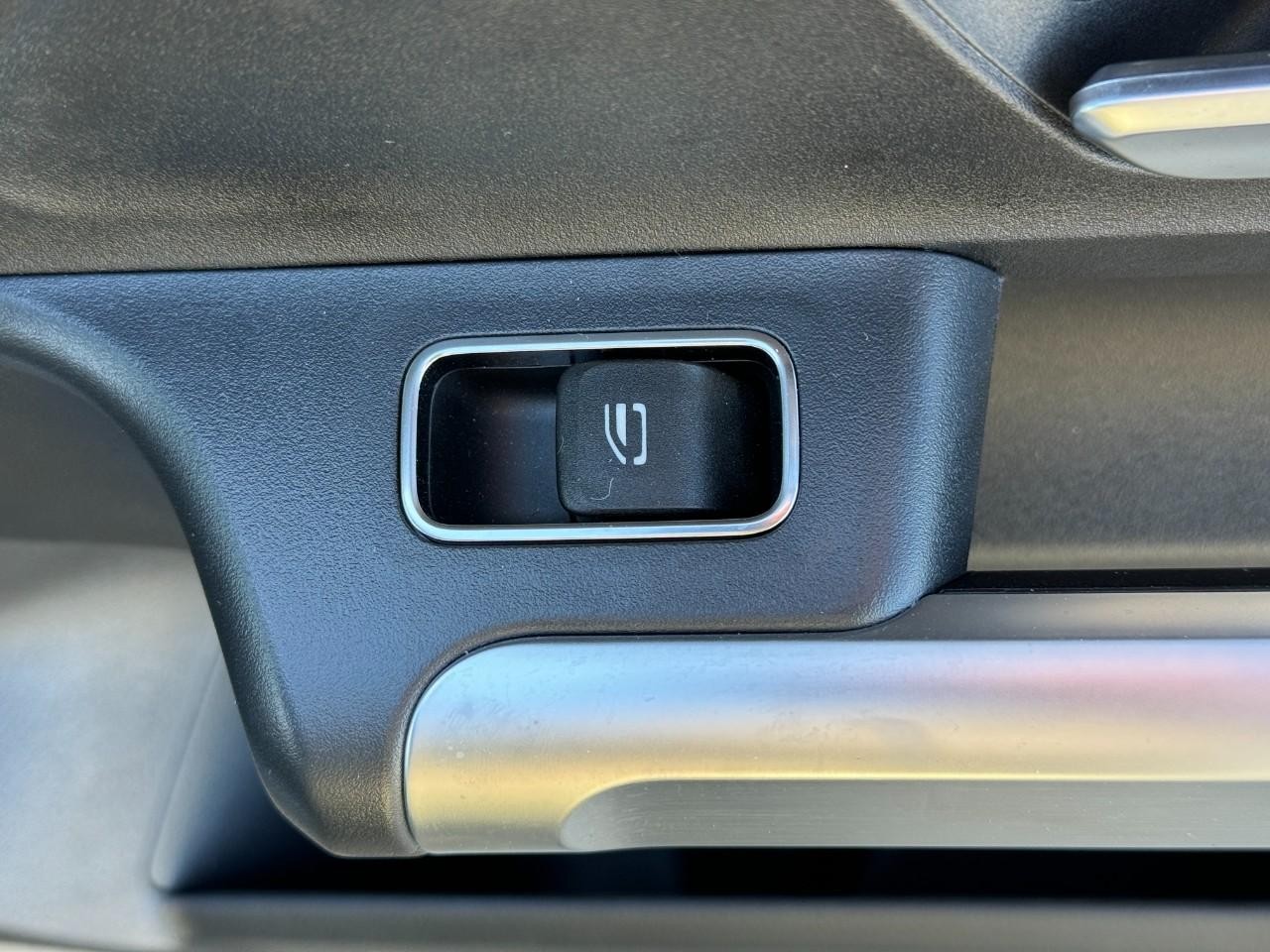 Mercedes-Benz GLB Vehicle Full-screen Gallery Image 22