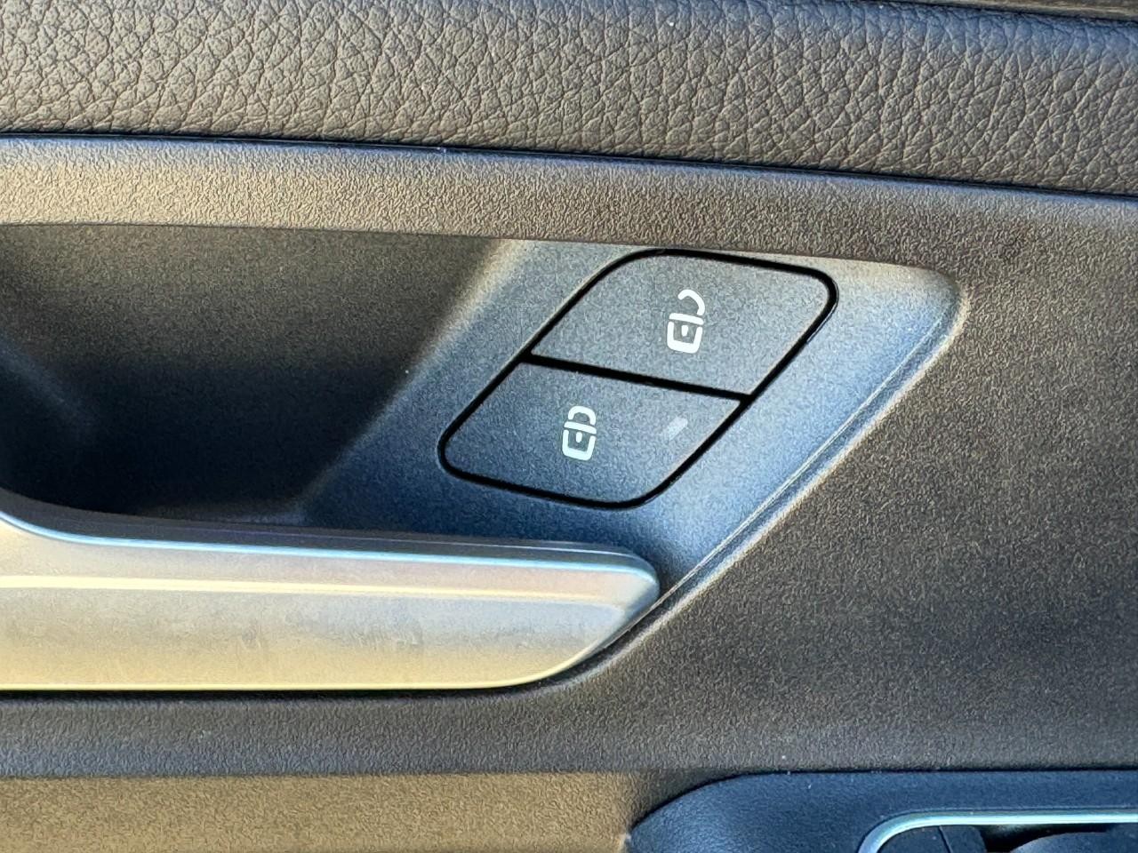 Mercedes-Benz GLB Vehicle Full-screen Gallery Image 24