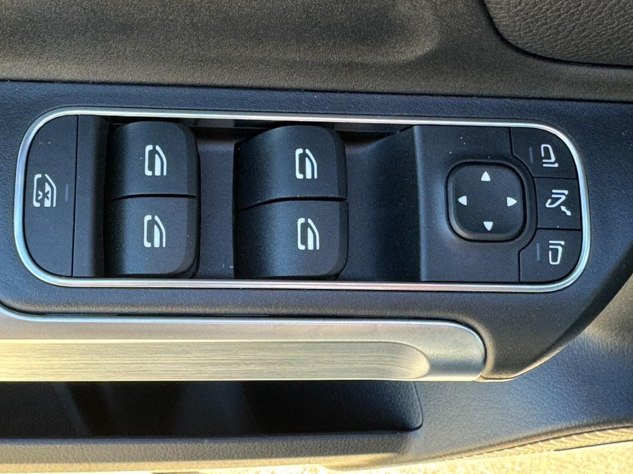 Mercedes-Benz GLB Vehicle Full-screen Gallery Image 25