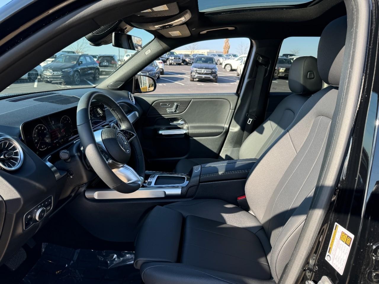 Mercedes-Benz GLB Vehicle Full-screen Gallery Image 27