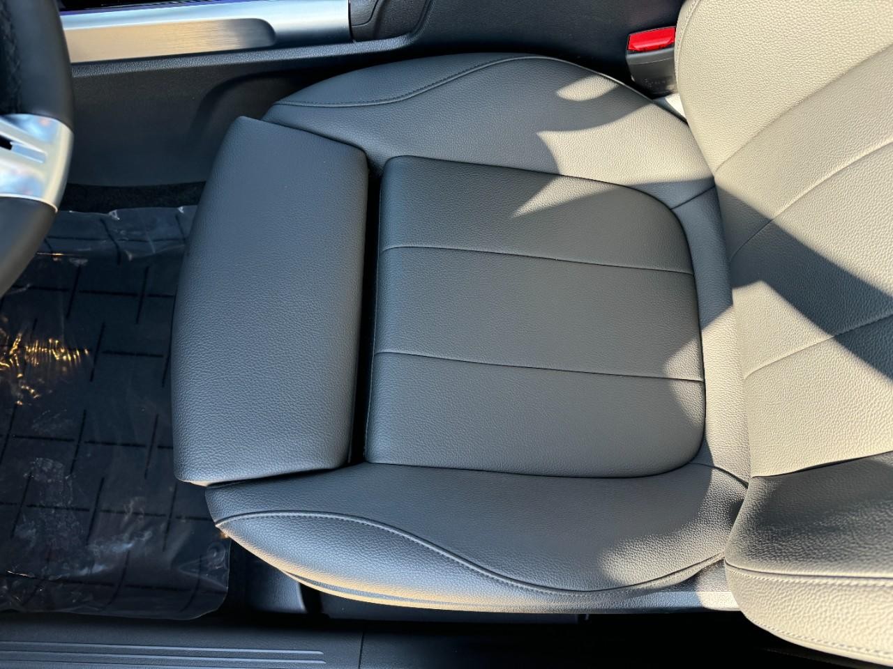 Mercedes-Benz GLB Vehicle Full-screen Gallery Image 28