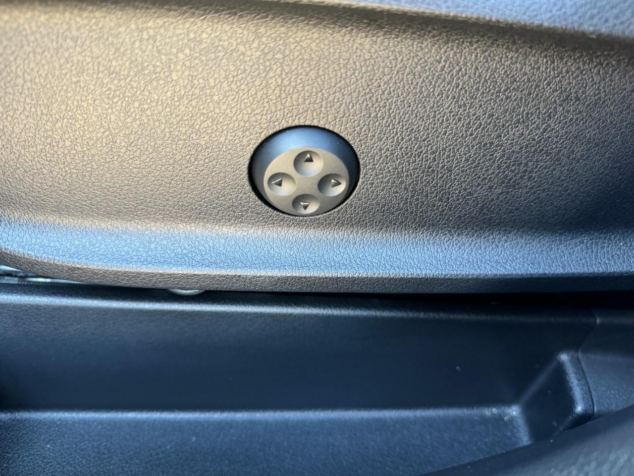 Mercedes-Benz GLB Vehicle Full-screen Gallery Image 29