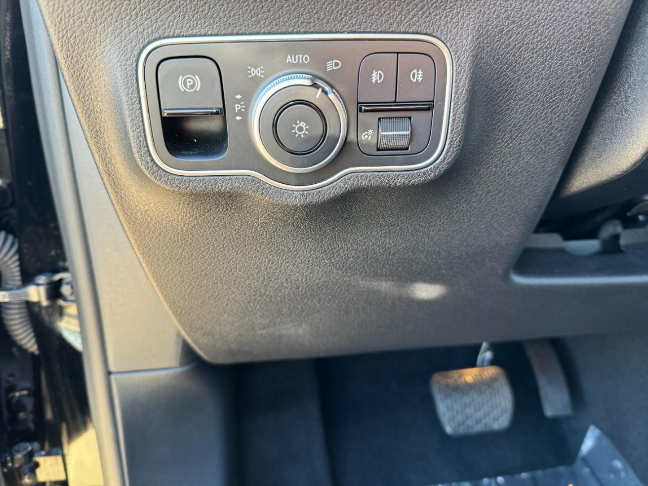 Mercedes-Benz GLB Vehicle Full-screen Gallery Image 30