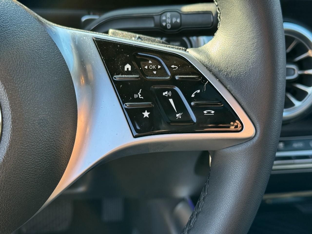 Mercedes-Benz GLB Vehicle Full-screen Gallery Image 32