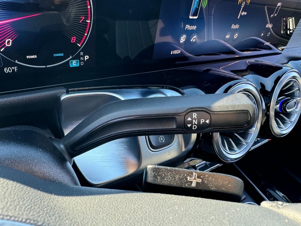 Mercedes-Benz GLB Vehicle Full-screen Gallery Image 34