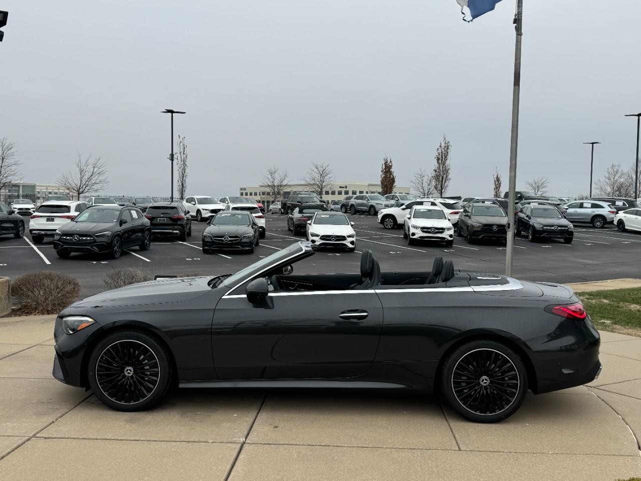 Mercedes-Benz CLE Vehicle Full-screen Gallery Image 2