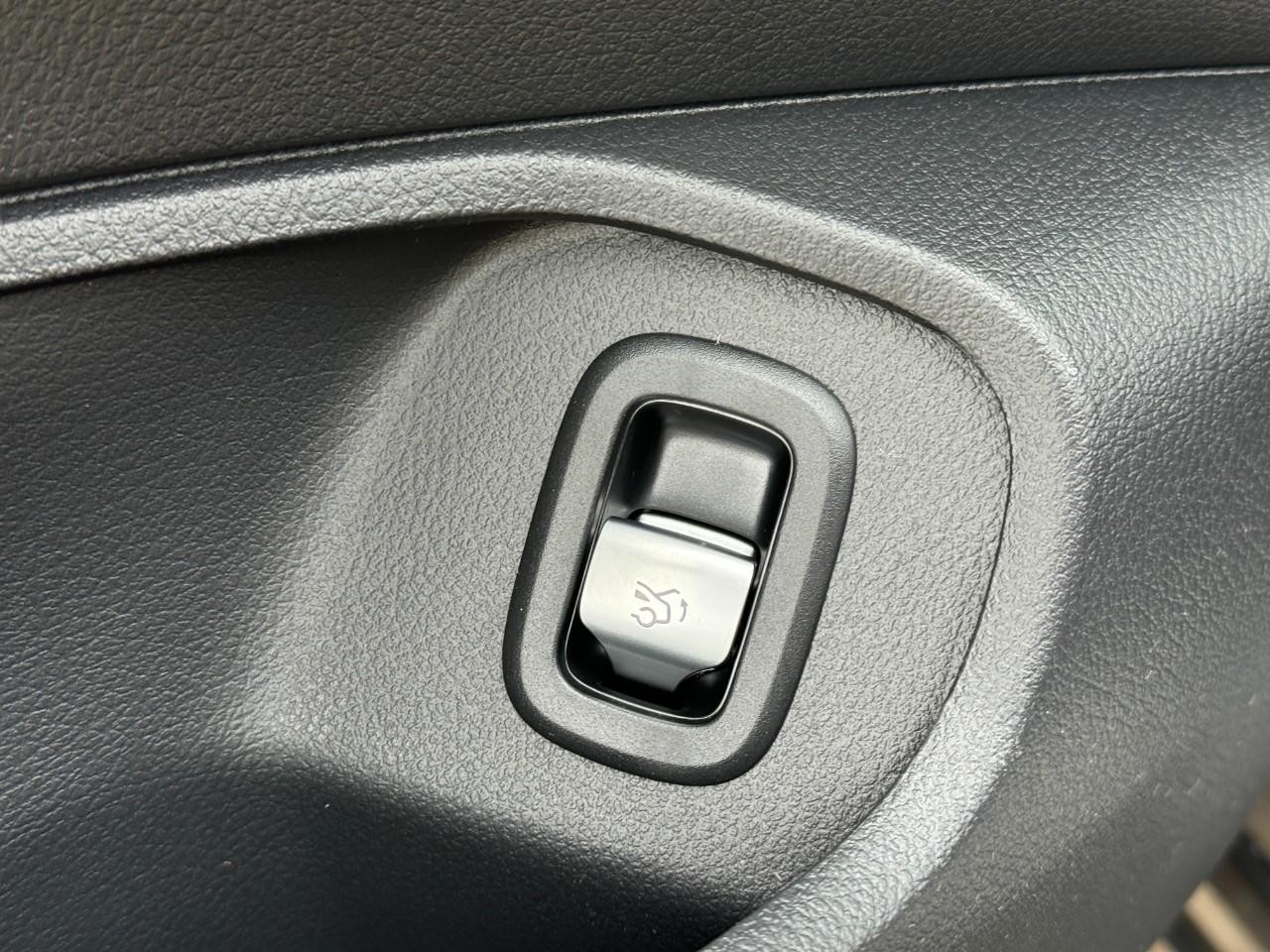 Mercedes-Benz CLE Vehicle Full-screen Gallery Image 24