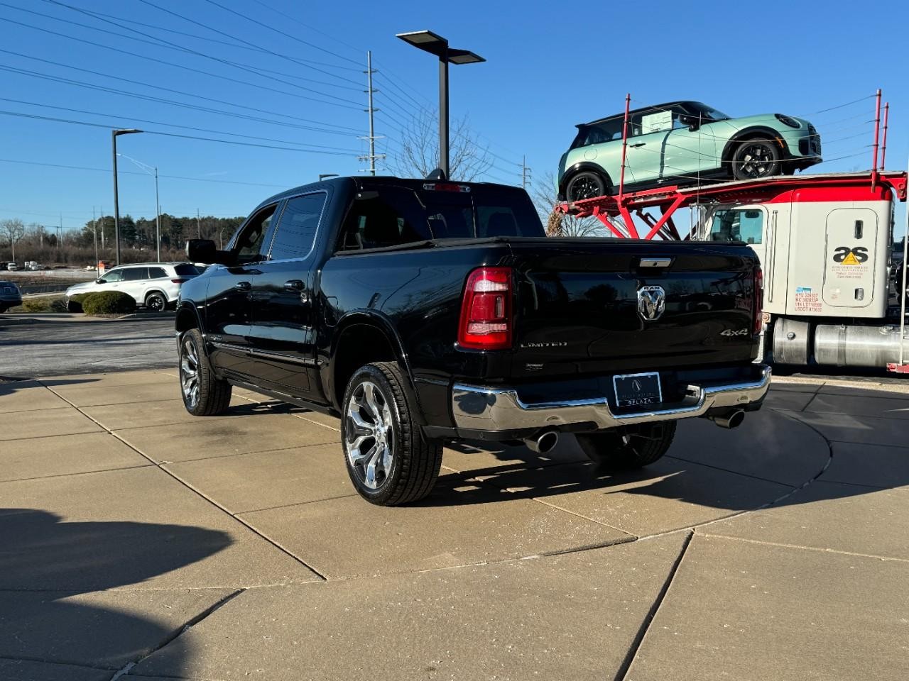 Ram 1500 Vehicle Full-screen Gallery Image 3
