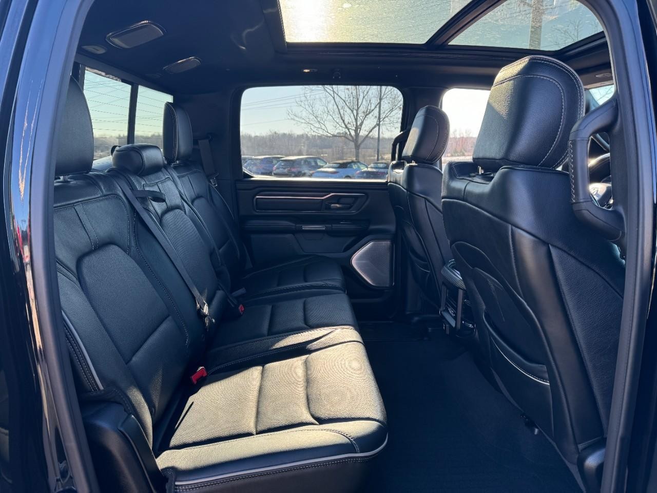 Ram 1500 Vehicle Full-screen Gallery Image 10