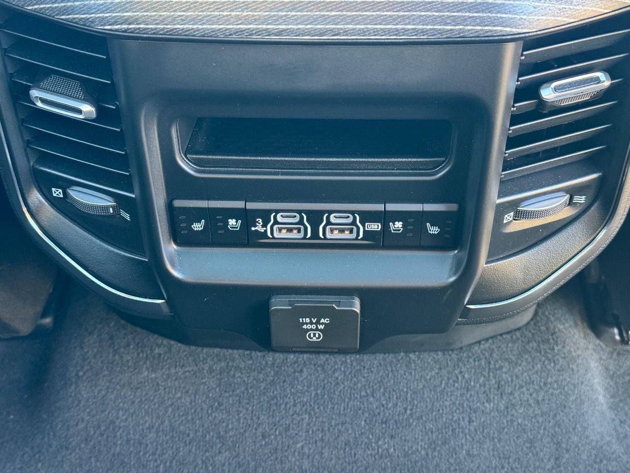 Ram 1500 Vehicle Full-screen Gallery Image 11