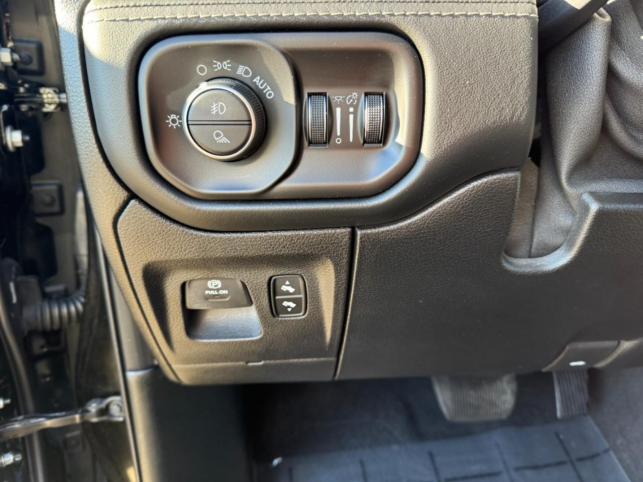 Ram 1500 Vehicle Full-screen Gallery Image 28