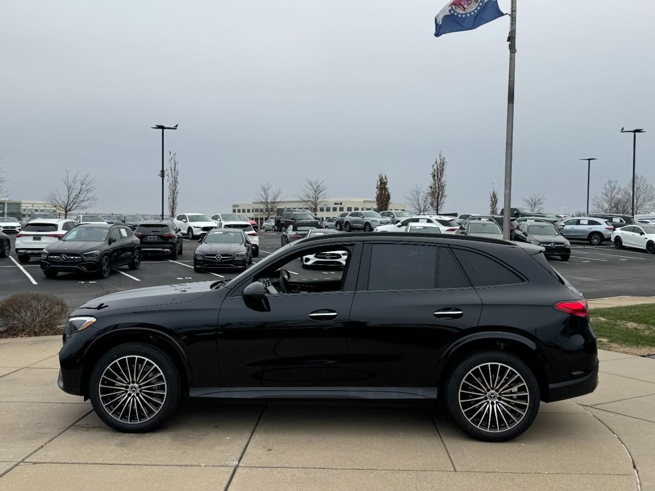 Mercedes-Benz GLC Vehicle Full-screen Gallery Image 2