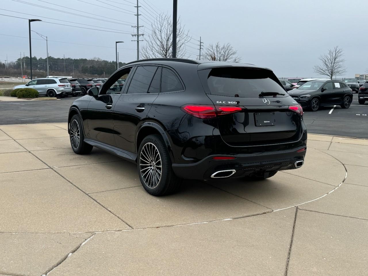 Mercedes-Benz GLC Vehicle Full-screen Gallery Image 3