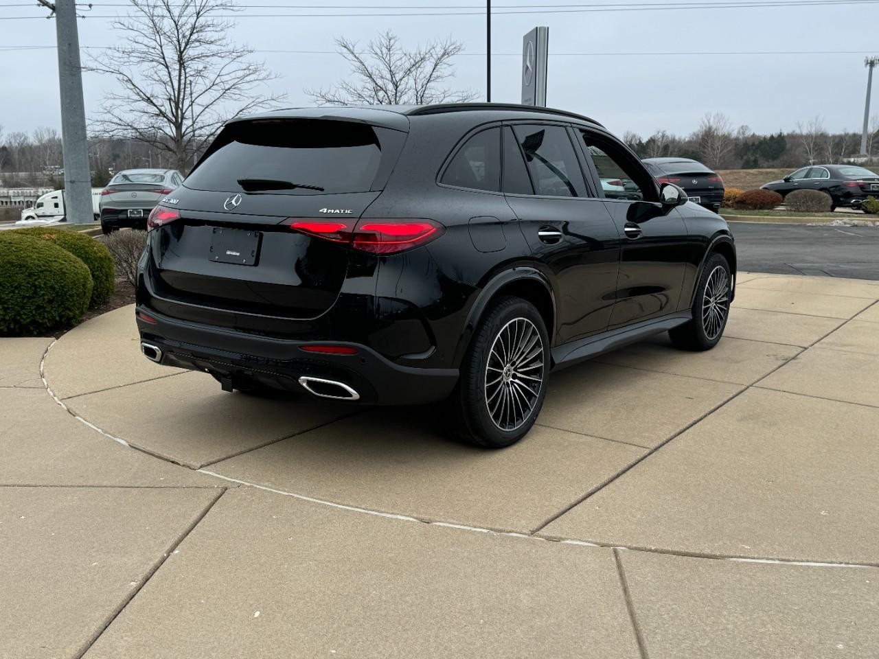 Mercedes-Benz GLC Vehicle Full-screen Gallery Image 4