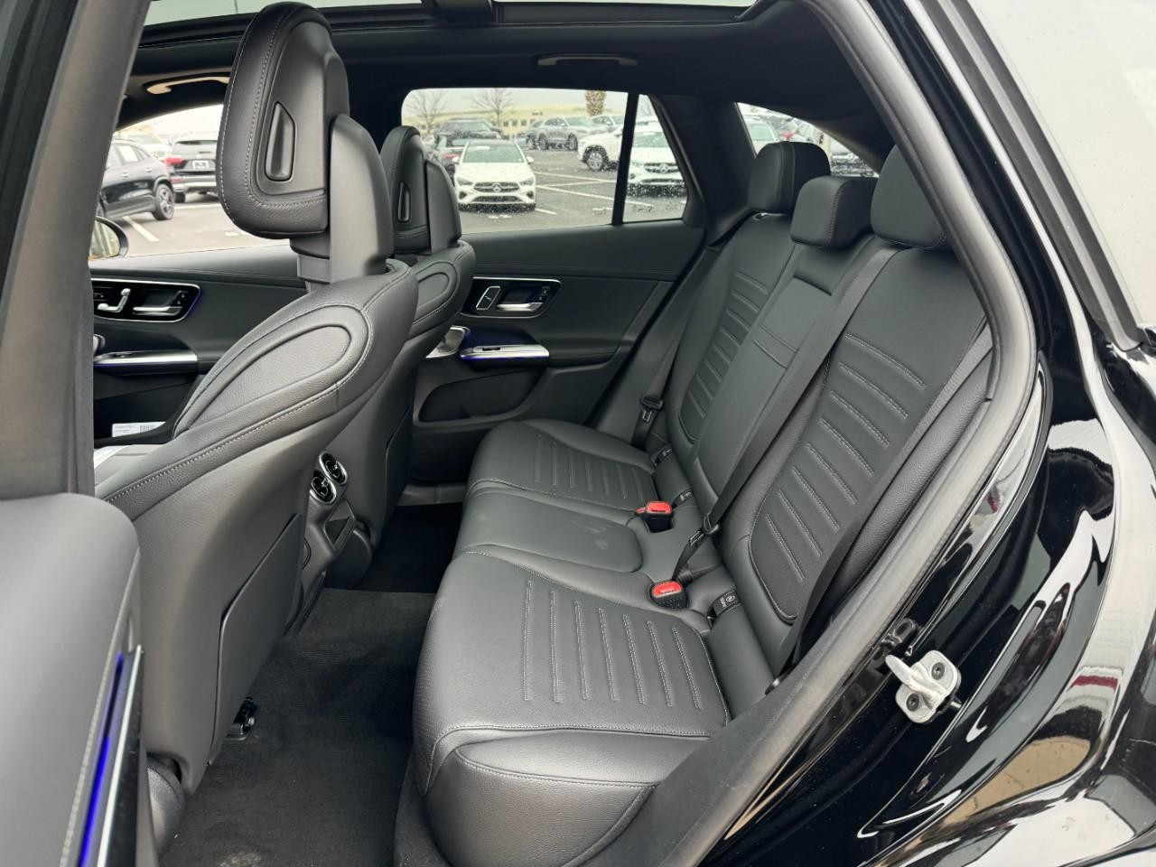 Mercedes-Benz GLC Vehicle Full-screen Gallery Image 8