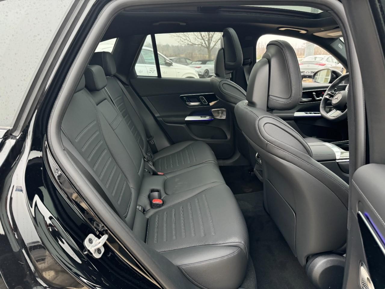 Mercedes-Benz GLC Vehicle Full-screen Gallery Image 10