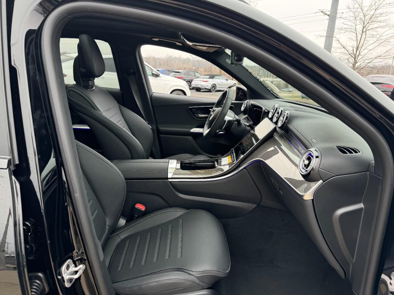 Mercedes-Benz GLC Vehicle Full-screen Gallery Image 16