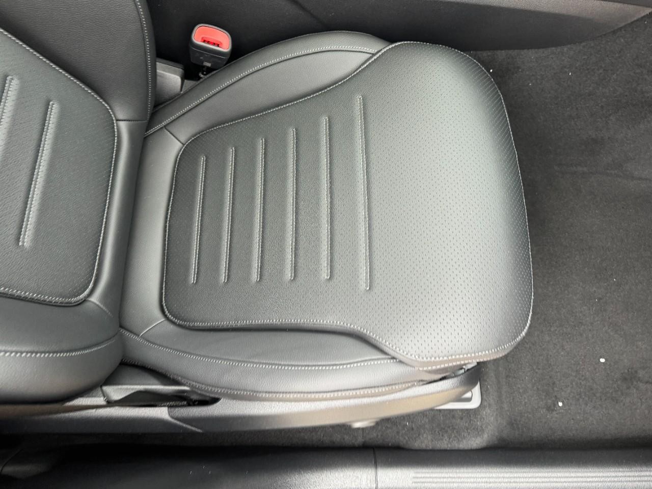 Mercedes-Benz GLC Vehicle Full-screen Gallery Image 17