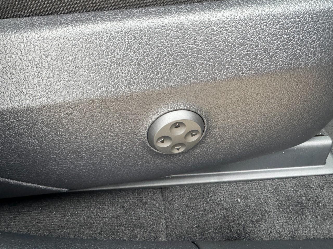 Mercedes-Benz GLC Vehicle Full-screen Gallery Image 18