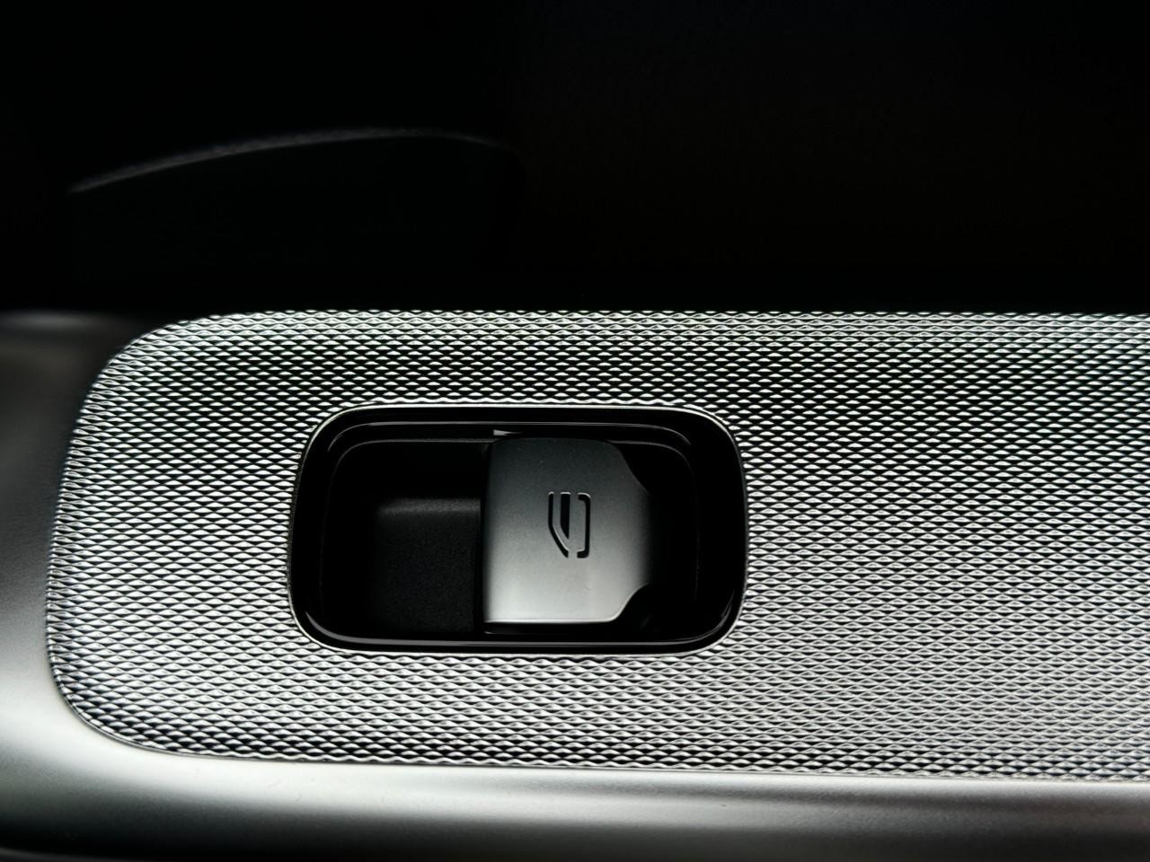 Mercedes-Benz GLC Vehicle Full-screen Gallery Image 21