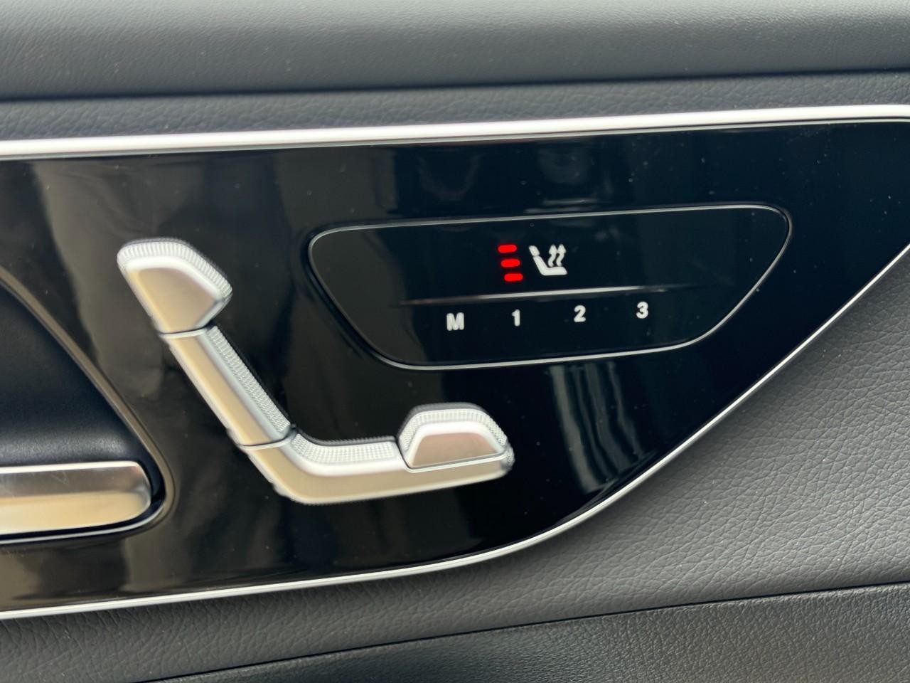 Mercedes-Benz GLC Vehicle Full-screen Gallery Image 22