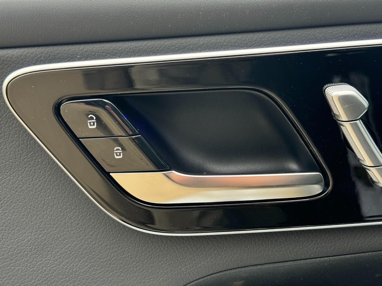 Mercedes-Benz GLC Vehicle Full-screen Gallery Image 23