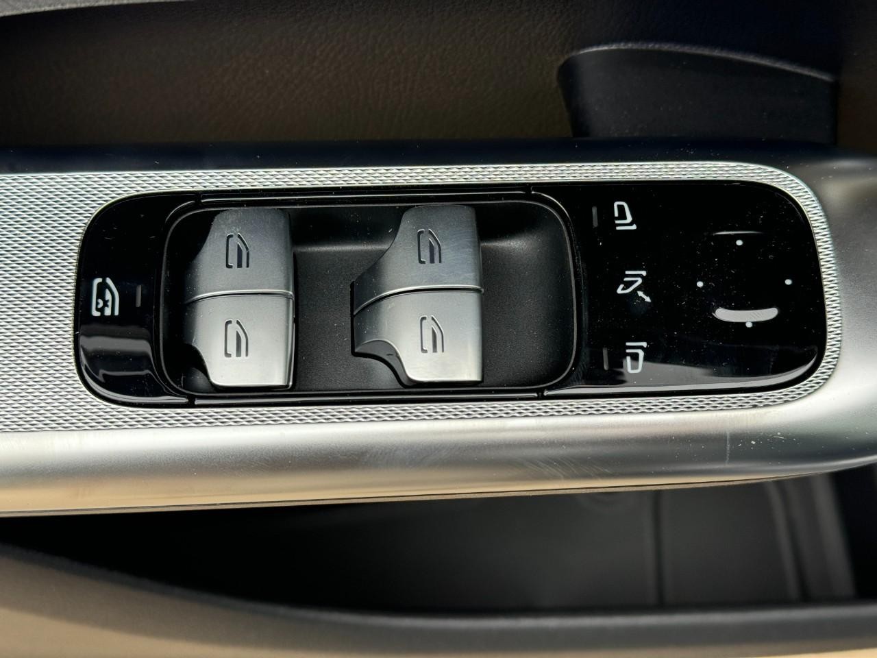 Mercedes-Benz GLC Vehicle Full-screen Gallery Image 24