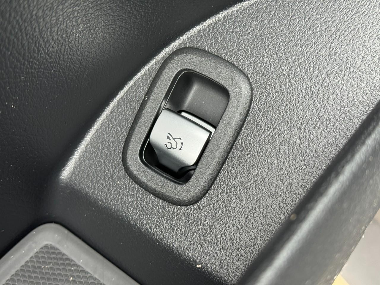 Mercedes-Benz GLC Vehicle Full-screen Gallery Image 26