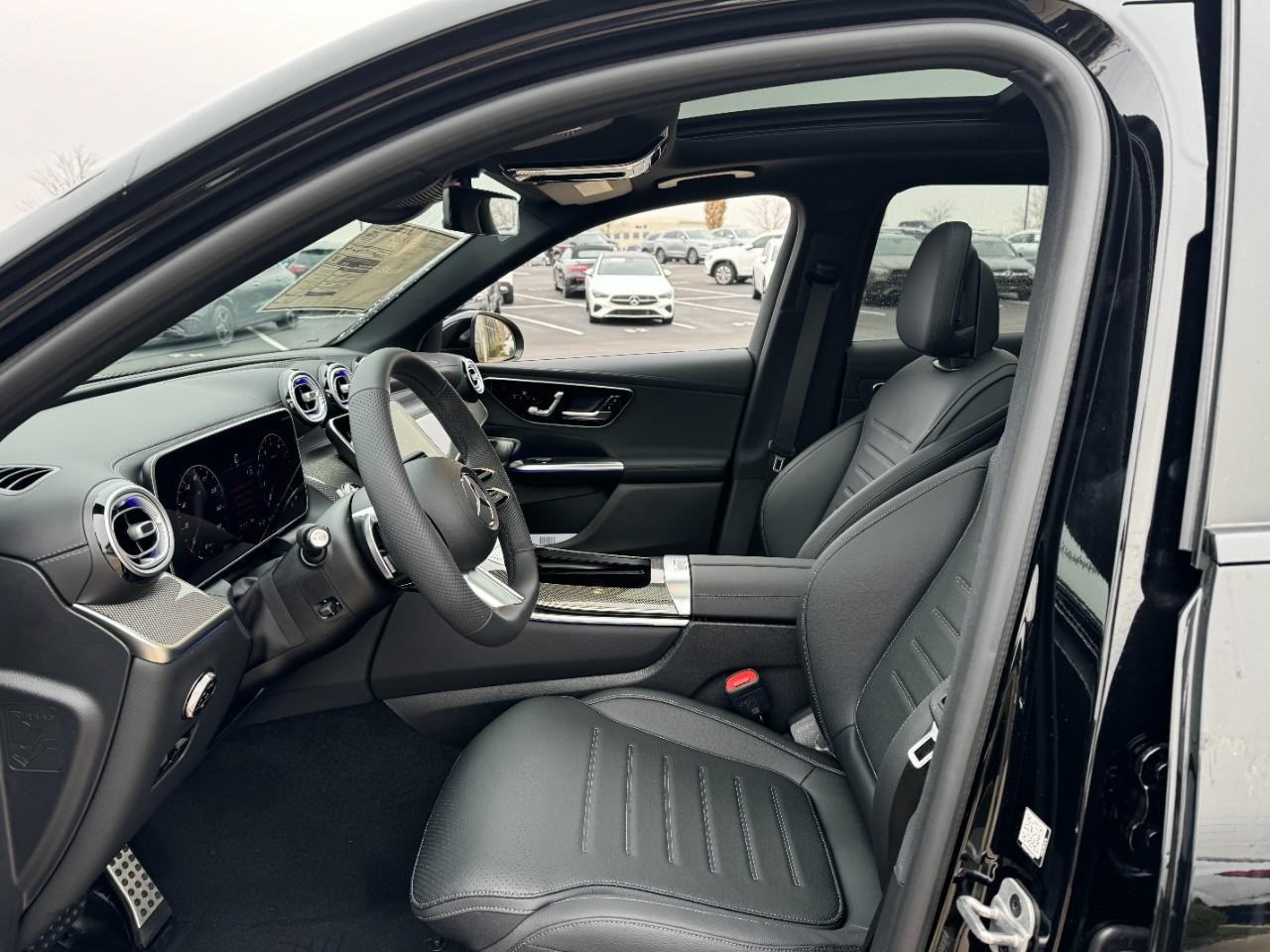 Mercedes-Benz GLC Vehicle Full-screen Gallery Image 27