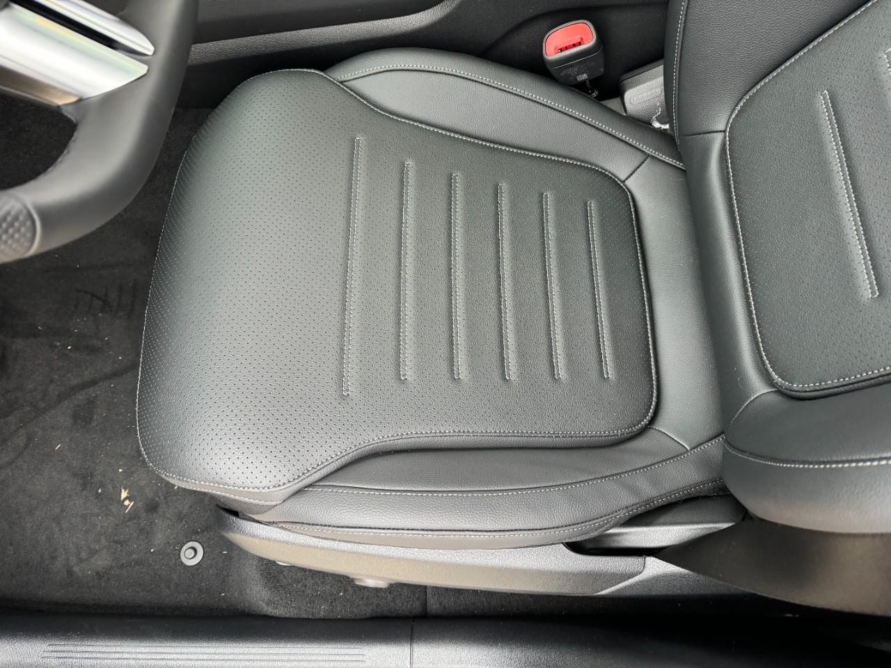 Mercedes-Benz GLC Vehicle Full-screen Gallery Image 28