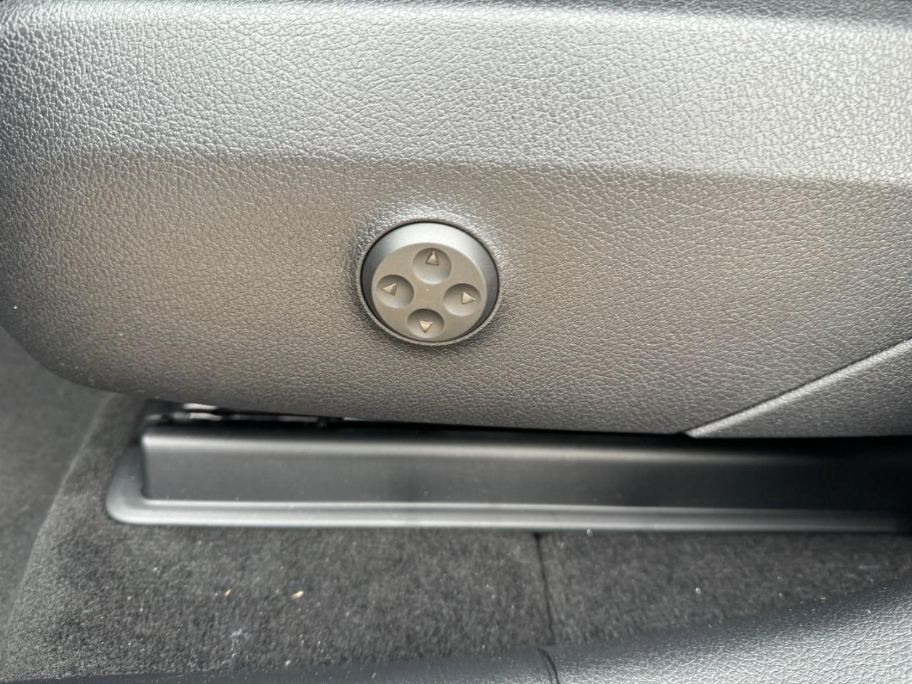 Mercedes-Benz GLC Vehicle Full-screen Gallery Image 29